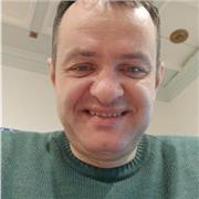 Docente di inglese. Ti insegno a parlare l'inglese corretto. Ti dò la possibilità di esprimere le tue idee nel modo più corretto al tutto il mondo che usa l'inglese